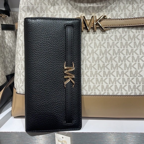 MICHAEL KORS
Reed Large Pebbled Leather Snap Wallet
Style# 35S3G6RE3L
Black 
NWT - Picture 3 of 16